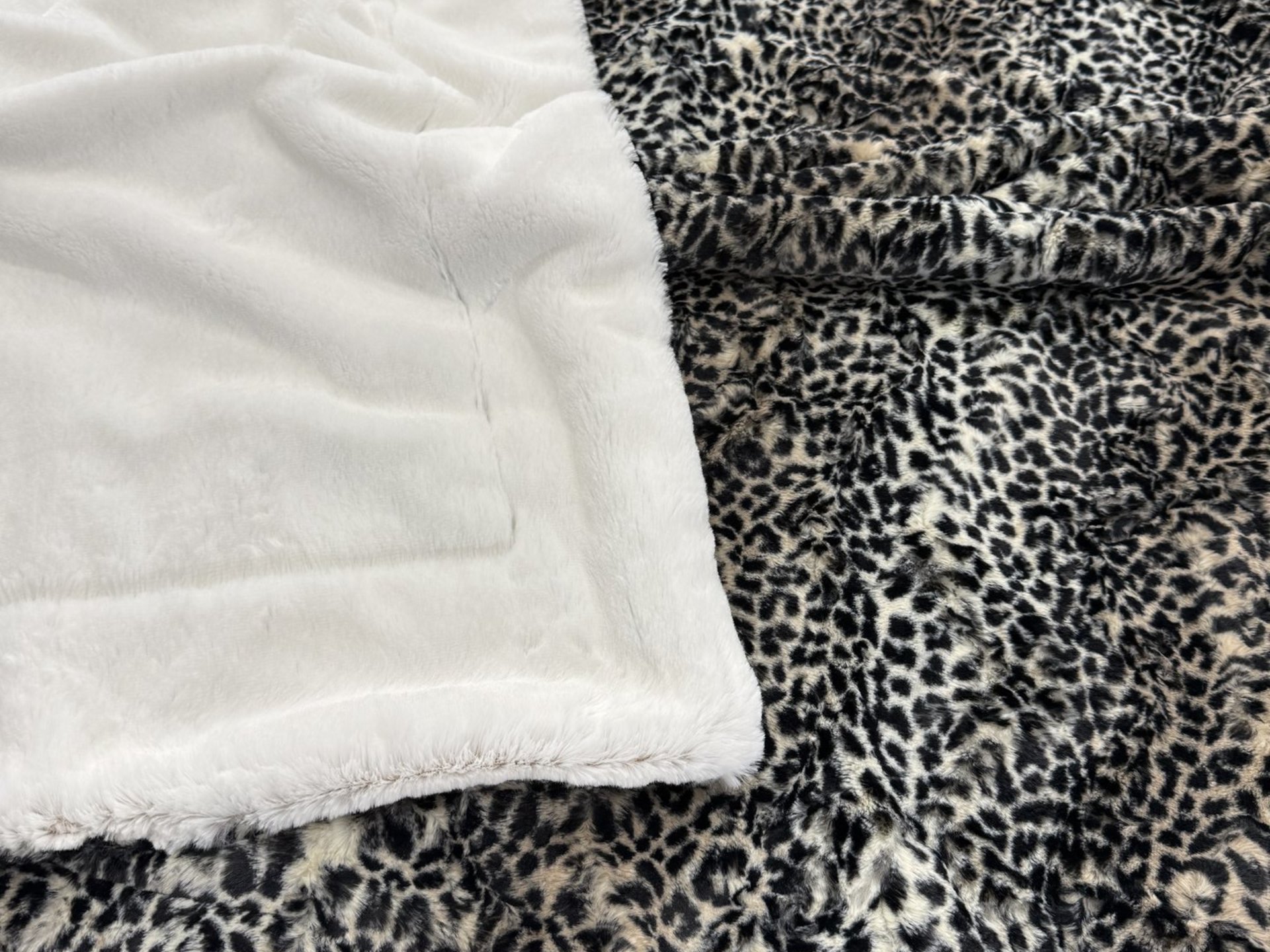 Luxe Cuddle Cheetah with Frosted Sand 50"x60" Adult Minky Blanket